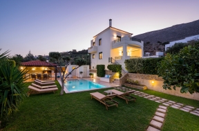 Villa in the evening is Fabulous! A relaxing Paradise in Crete !